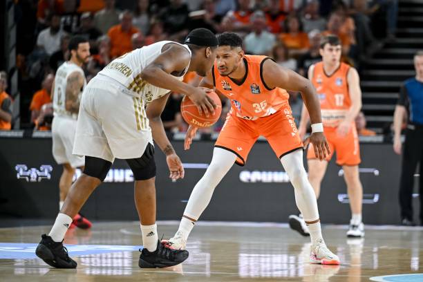 女足在内的 女足在内的